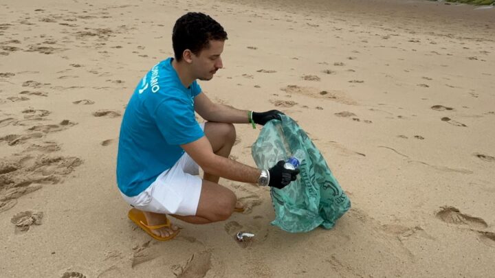 Mutirão de limpeza retira 166kg de resíduos nas praias de Salvador e Camaçari