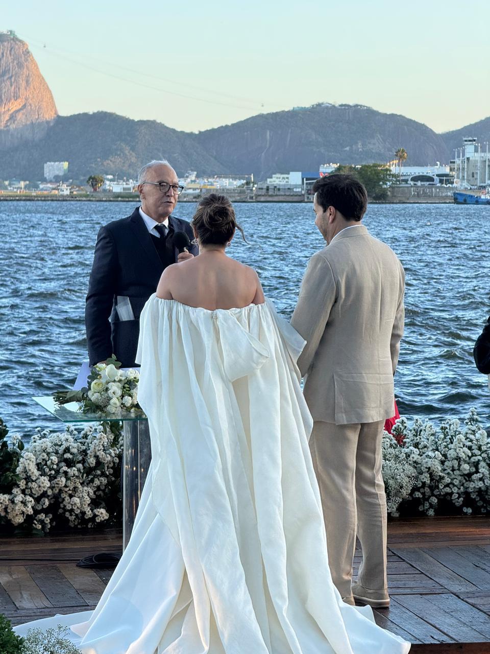 Rodrigo Maia se casa com Vanessa Rahal Canado em cerimônia na Ilha Fiscal com celebração de Nizan Guanaes