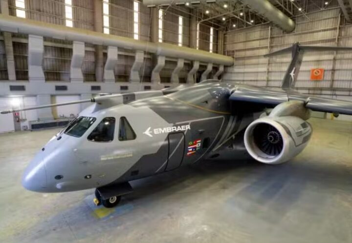 Embraer apresenta novo visual do KC-390 Millennium, avião tático usado por 11 países