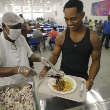 O Kannalha participa de ação da Prefeitura de Salvador e conhece Restaurante Popular em Sussuarana