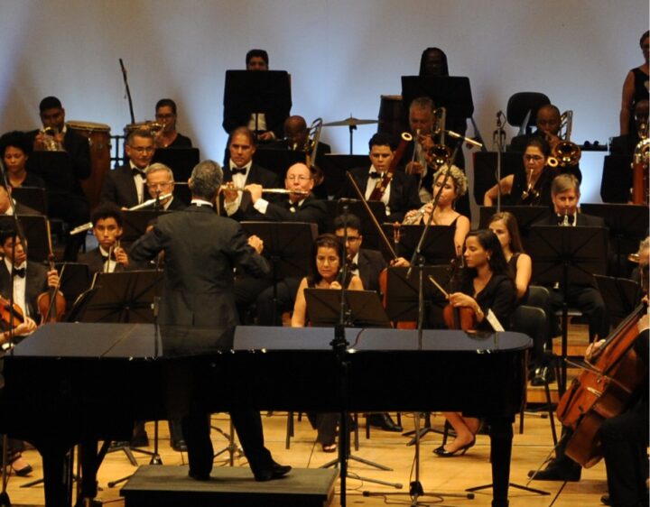 Orquestra Sinfônica da UFBA recebe maestro argentino Roberto Alejandro Pérez em concerto especial