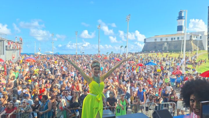 Parada do Orgulho LGBT+ Bahia reúne multidão na orla de Salvador e homenageia população idosa