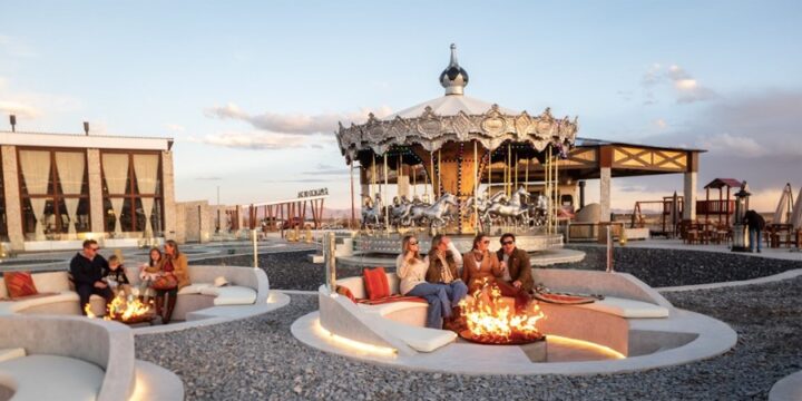 Primeiro hotel de sal do mundo inaugura parque temático cultural no Salar de Uyuni