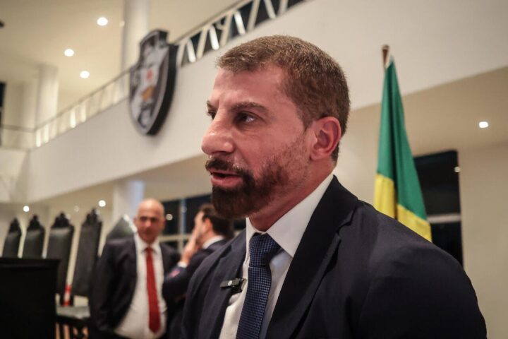 Pedrinho se revolta contra arbitragem e é contido. Árbitro relata na súmula