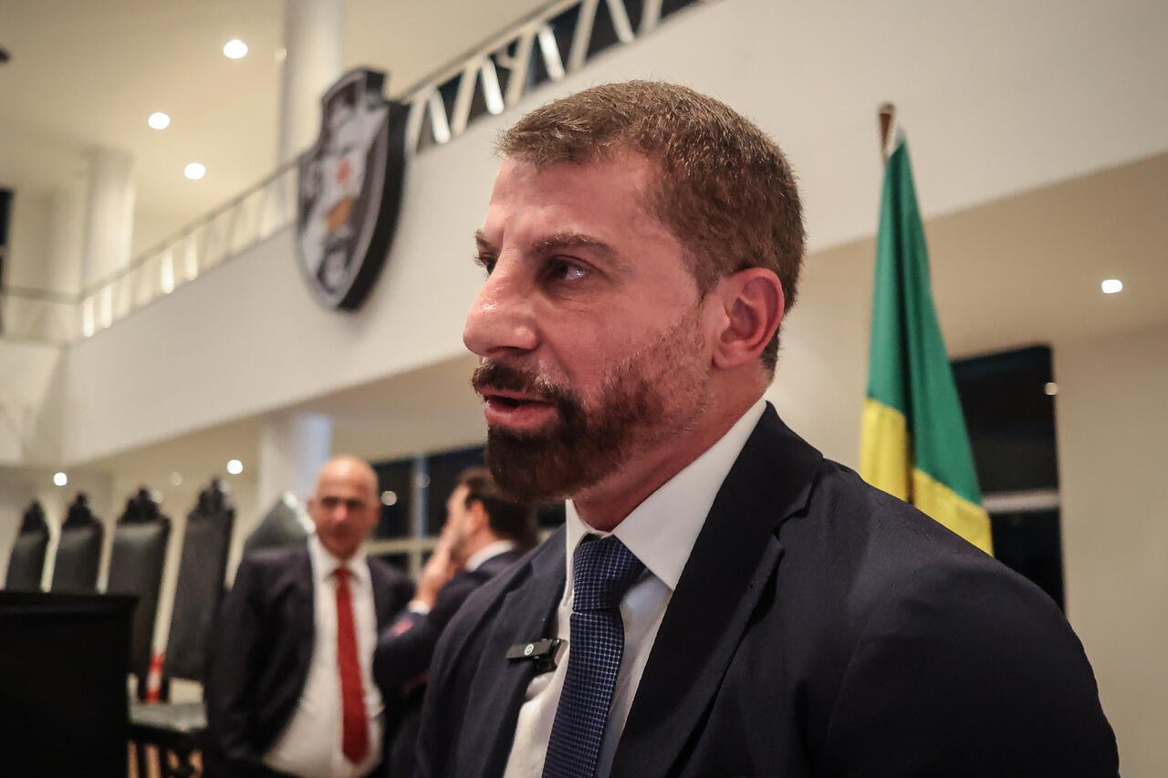 Pedrinho se revolta contra arbitragem e é contido. Árbitro relata na súmula
