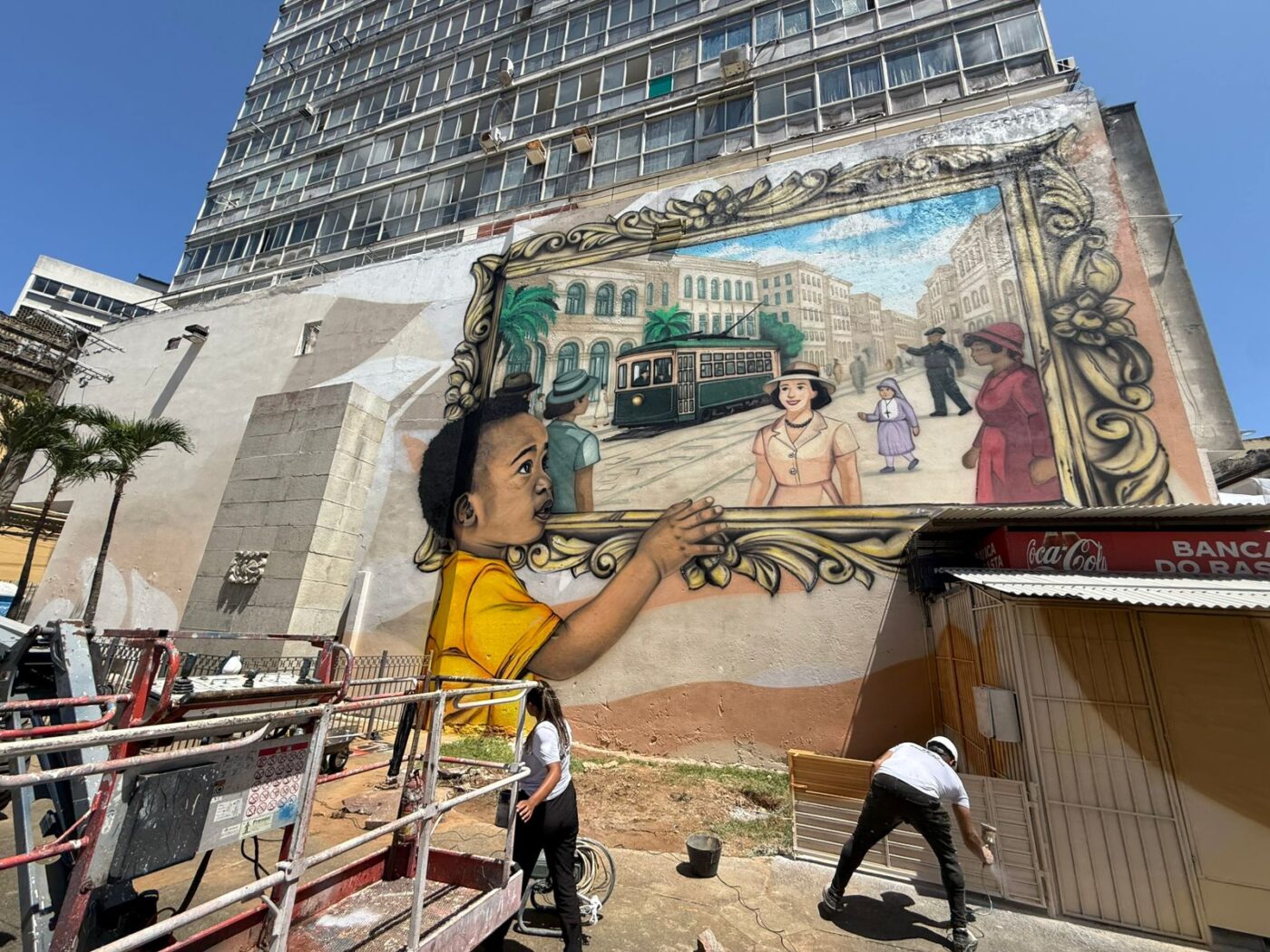 Rua Chile recebe mural artístico que celebra personagens icônicos do imaginário soteropolitano
