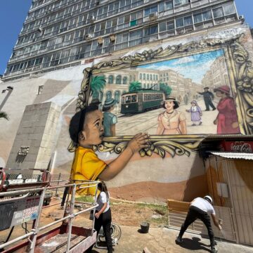 Rua Chile recebe mural artístico que celebra personagens icônicos do imaginário soteropolitano