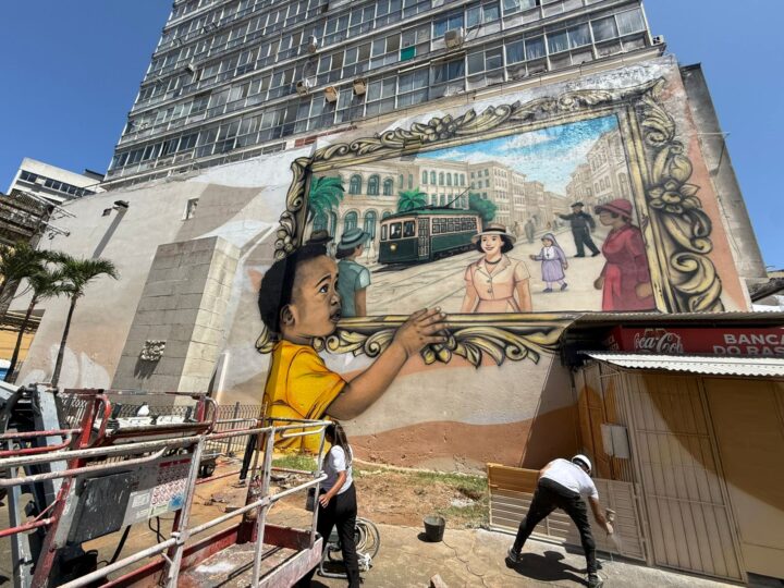 Rua Chile recebe mural artístico que celebra personagens icônicos do imaginário soteropolitano