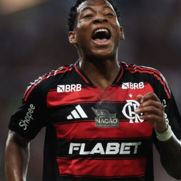 Conmebol anula expulsão de Plata e jogador do Flamengo pode jogar volta contra o Estudiantes
