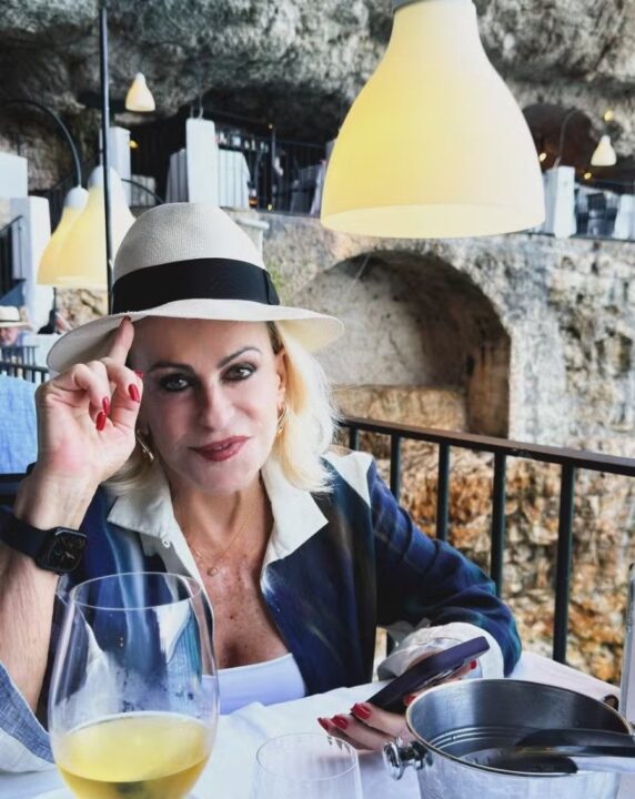 Ana Maria Braga escolhe destino paradisíaco para curtir os últimos dias do verão europeu