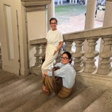 Renata Vasconcellos confunde seguidores ao compartilhar foto com a irmã gêmea: ‘Quem é quem?’
