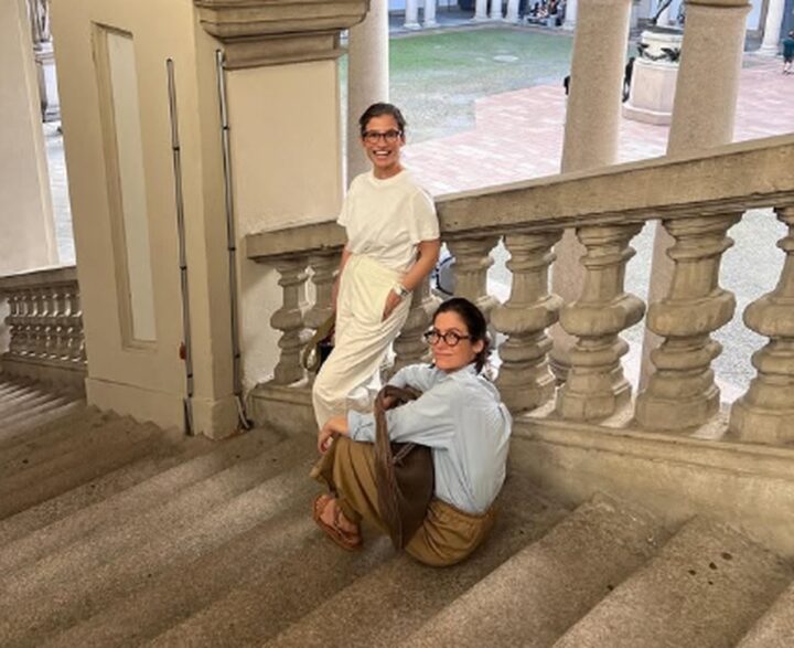 Renata Vasconcellos confunde seguidores ao compartilhar foto com a irmã gêmea: ‘Quem é quem?’