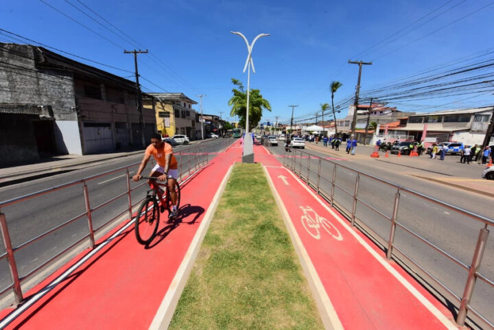 Av. Dorival Caymmi ganha nova ciclofaixa, calçadas acessíveis e iluminação moderna