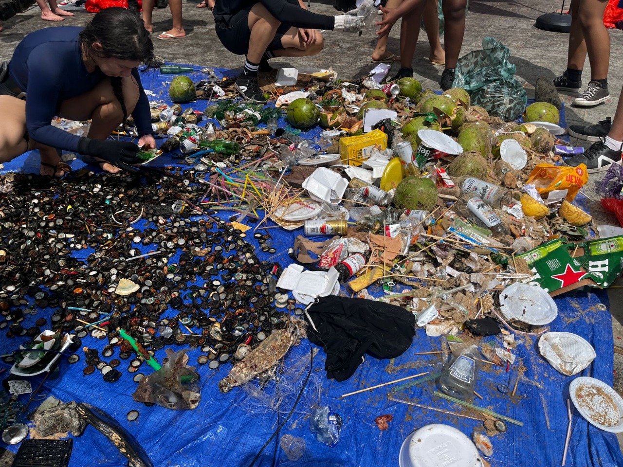 Mutirão: 180 kg de lixo são retirados do fundo do mar no Porto da Barra