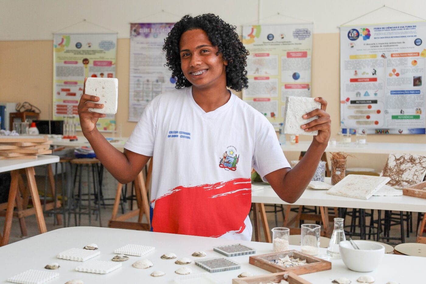 Estudante baiano cria revestimento sustentável com resíduos de frutos do mar em Salvador