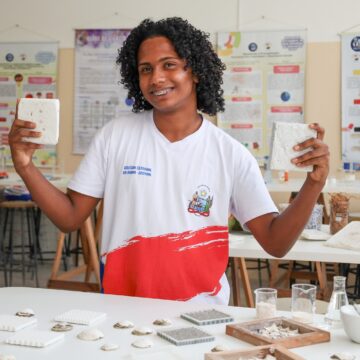 Estudante baiano cria revestimento sustentável com resíduos de frutos do mar em Salvador