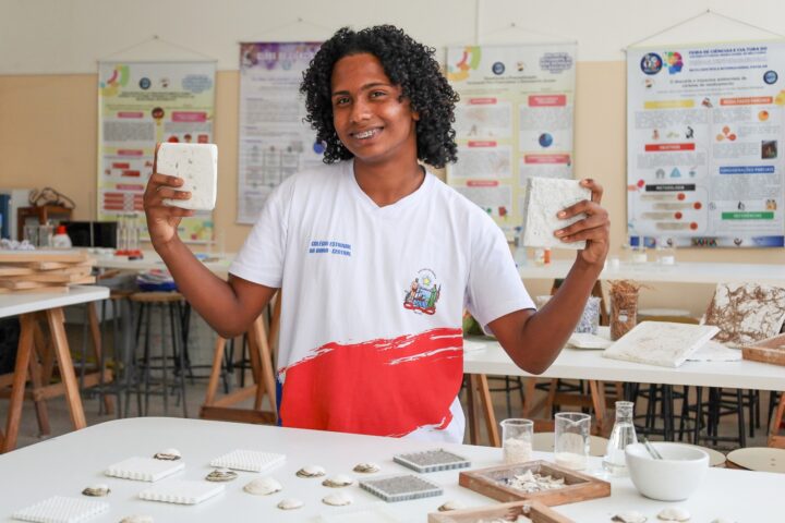 Estudante baiano cria revestimento sustentável com resíduos de frutos do mar em Salvador