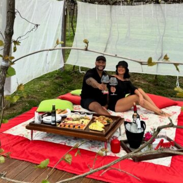 Scheila Carvalho faz piquenique romântico com Tony Salles em vinícola no Rio Grande do Sul