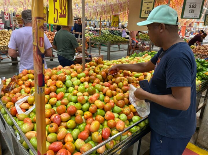 Cesta básica de Salvador cai 3,2% em agosto; confira o que baixou de preço