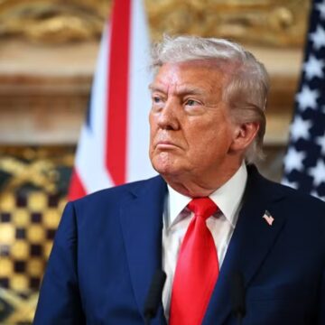 Donald Trump ameaça revogar licenças de emissoras críticas ao governo