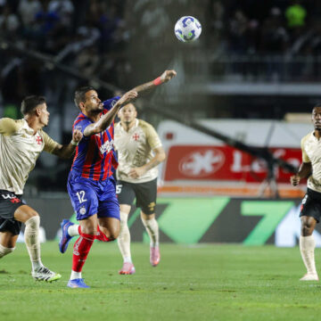Bahia sai na frente mas perde do Vasco por 3 a 1 após expulsão de Jean Lucas. Veja lances