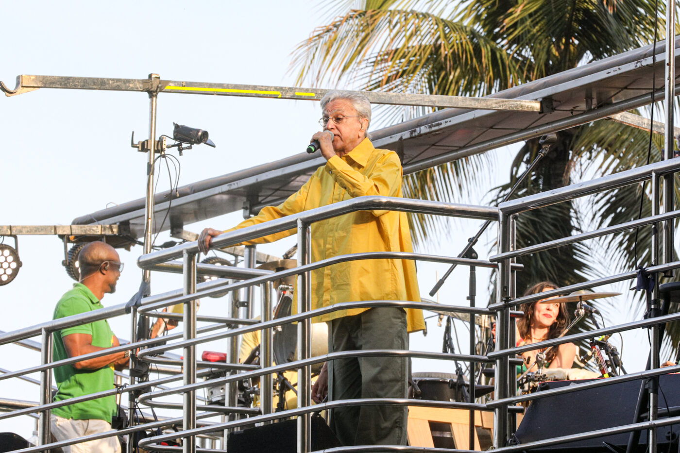 Caetano, Gil e Chico lideram ato musical contra PEC da Blindagem em Copacabana