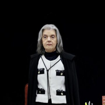 Cármen Lúcia inicia voto da trama golpista e fala em ‘Brasil que dói’
