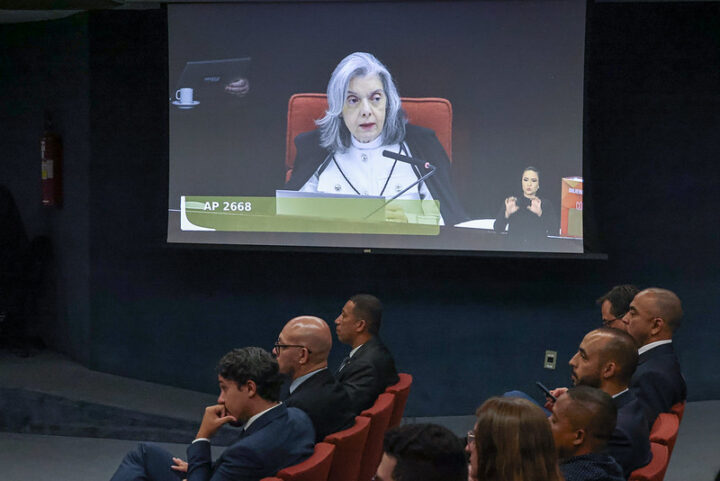 Cármen Lúcia antecipa voto e afirma que há ‘prova cabal’ de que Bolsonaro comandou plano golpista
