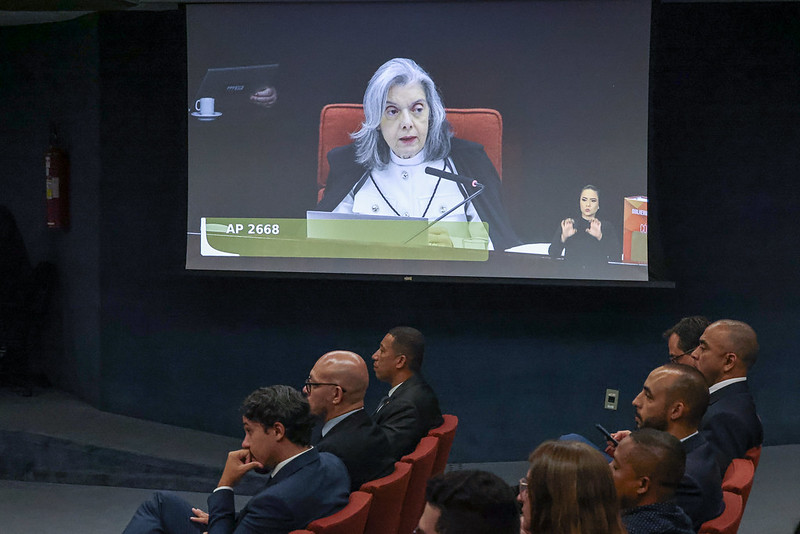 Cármen Lúcia antecipa voto e afirma que há ‘prova cabal’ de que Bolsonaro comandou plano golpista