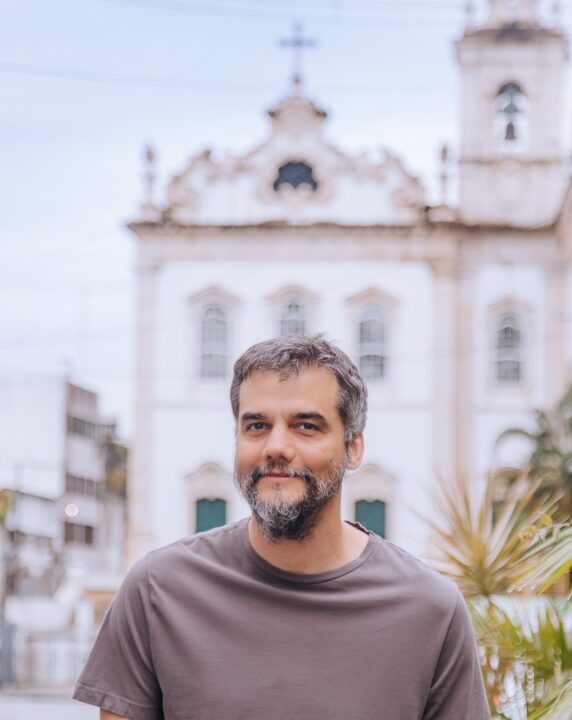 Wagner Moura fala sobre participação dos filhos em peça que marca seu retorno aos palcos: “Gatilho total”