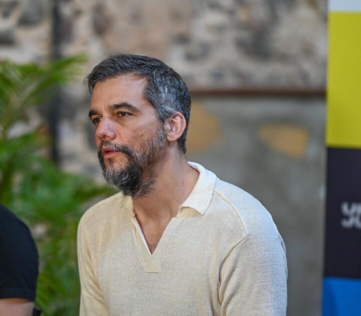 Wagner Moura estreia peça inédita em Salvador após 16 anos longe dos palcos