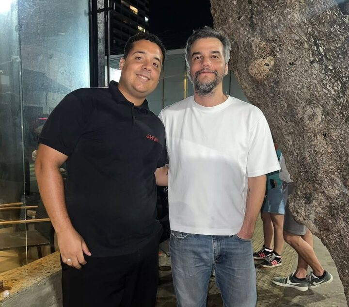 Wagner Moura janta em restaurante japonês na Barra durante passagem por Salvador