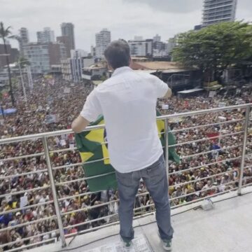 “Aqui a extrema direita não se cria”, diz Wagner Moura durante protesto em Salvador
