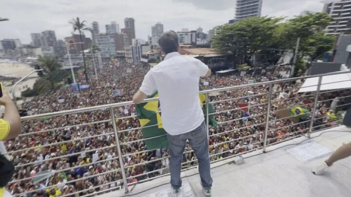 “Aqui a extrema direita não se cria”, diz Wagner Moura durante protesto em Salvador