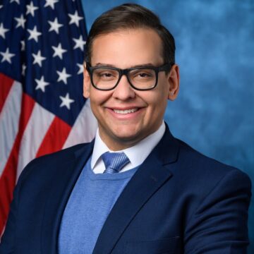 Trump manda soltar George Santos, ex-deputado filho de brasileiros condenado por fraude
