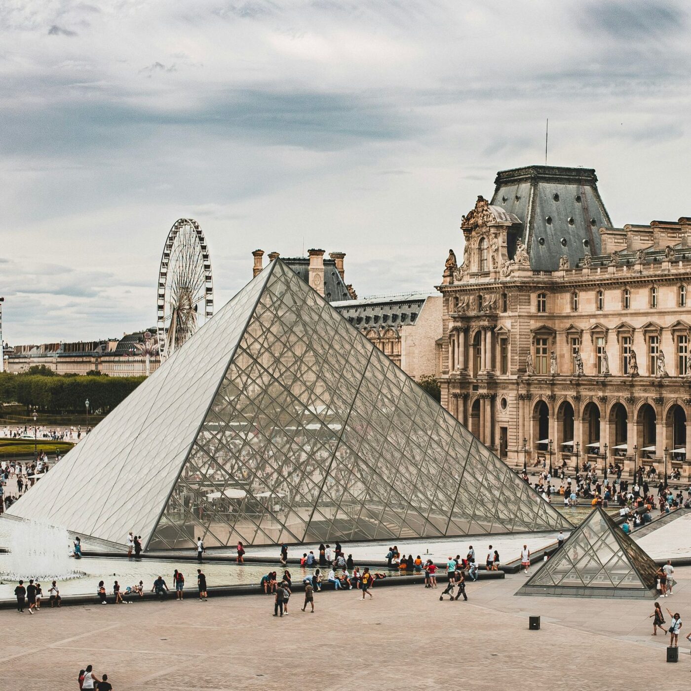 Louvre permanecerá fechado nesta segunda (20) após assalto; ministro francês fala em negligência