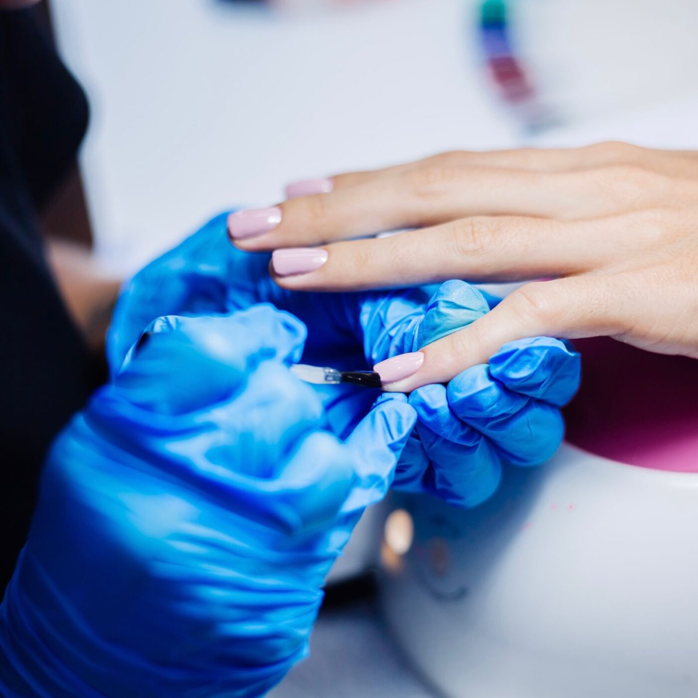 Brasil proíbe substâncias usadas em esmaltes e unhas em gel devido a risco de câncer e infertilidade Brasil proíbe substâncias usadas em esmaltes e unhas em gel devido a risco de câncer e infertilidade