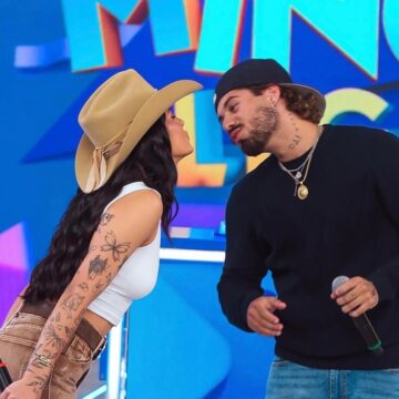 Ana Castela e Zé Felipe trocam primeiro beijo em público durante programa de TV