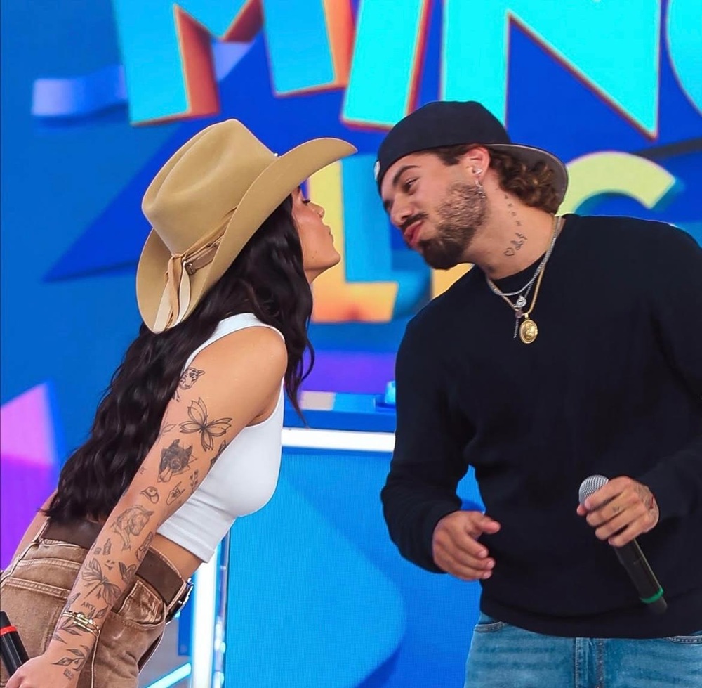 Ana Castela e Zé Felipe trocam primeiro beijo em público durante programa de TV