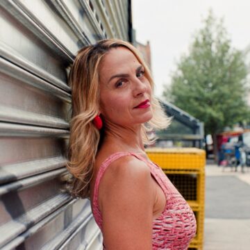 Atriz baiana Fabiana Mattedi estreia monólogo sobre identidade e envelhecimento em Nova York Atriz baiana Fabiana Mattedi estreia monólogo sobre identidade e envelhecimento em Nova York