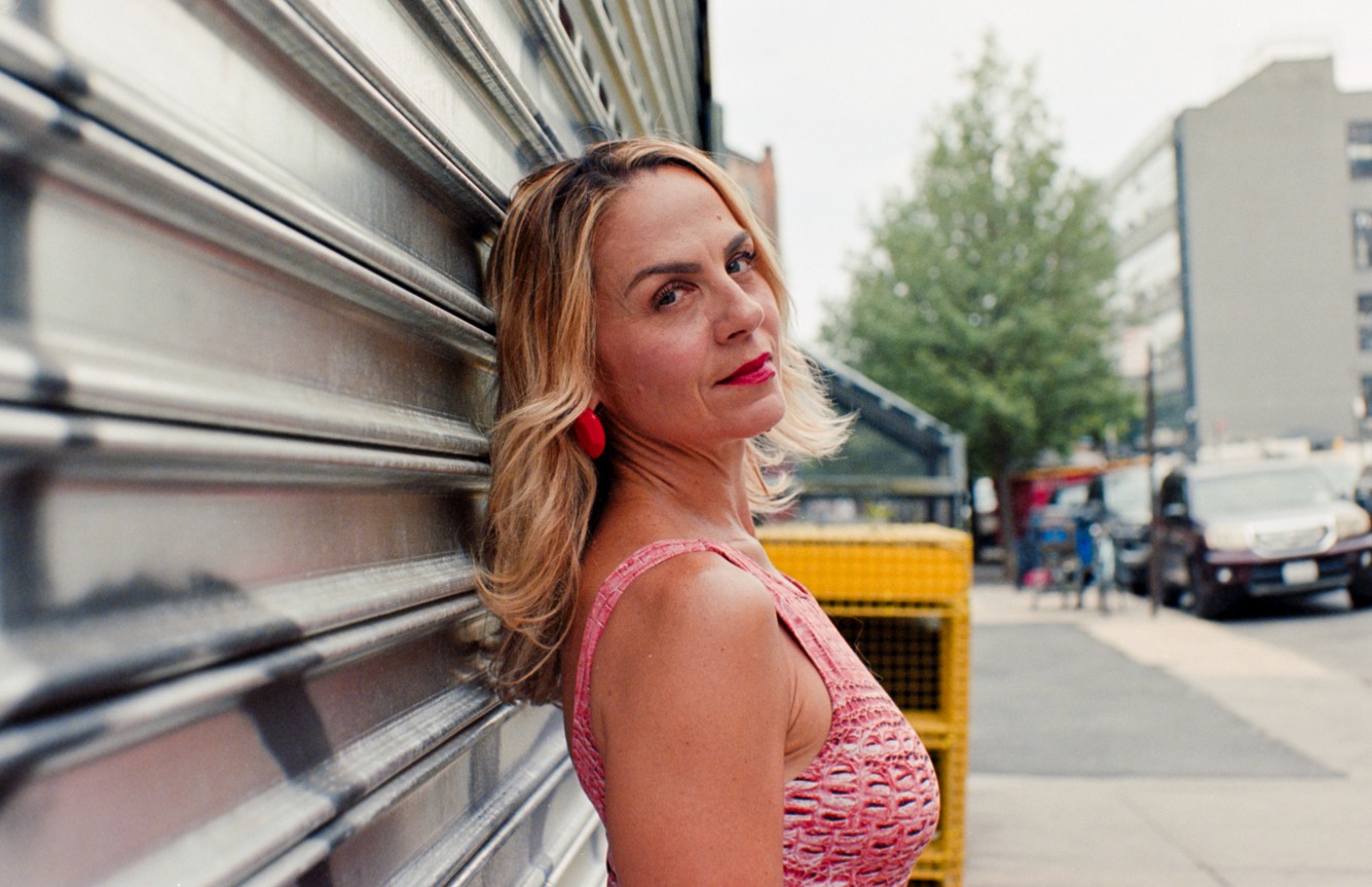 Atriz baiana Fabiana Mattedi estreia monólogo sobre identidade e envelhecimento em Nova York Atriz baiana Fabiana Mattedi estreia monólogo sobre identidade e envelhecimento em Nova York