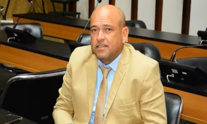 PF bloqueia R$ 9 milhões e prende familiares de deputado acusado de liderar milícia na Bahia