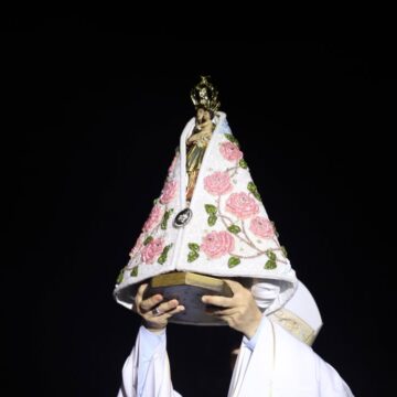 Novo manto de Nossa Senhora de Nazaré é revelado em Belém em noite de fé e emoção