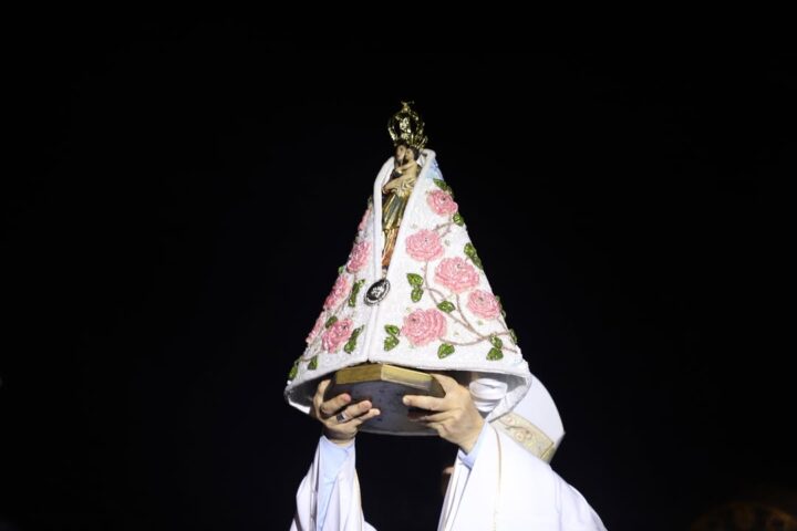 Novo manto de Nossa Senhora de Nazaré é revelado em Belém em noite de fé e emoção