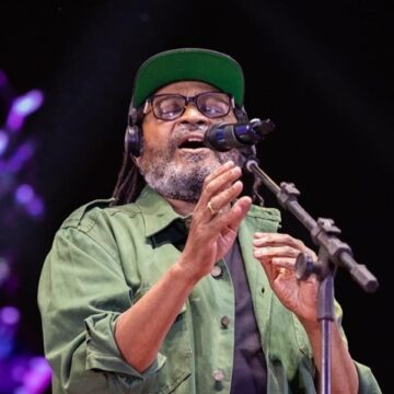 Edson Gomes chega aos 70 anos como ícone do reggae e destaque em grandes festivais: ‘muito cansativo’