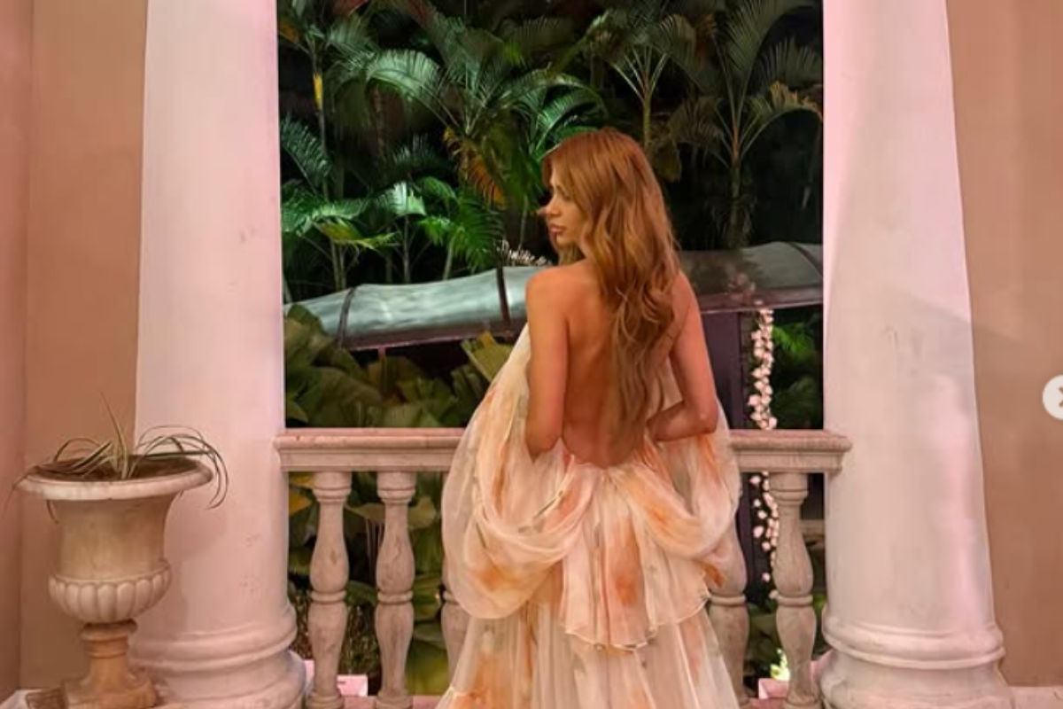 Influenciadora é criticada após escolher vestido de cor clara para casamento em Salvador: ‘Na luz parece branco’