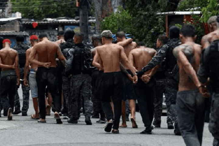 Megaoperação no Rio deixa 64 mortos e 81 presos em confronto com o Comando Vermelho Megaoperação no Rio deixa 64 mortos e 81 presos em confronto com o Comando Vermelho