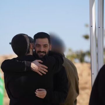 Após dois anos, Hamas liberta últimos 20 reféns israelenses em acordo de cessar-fogo