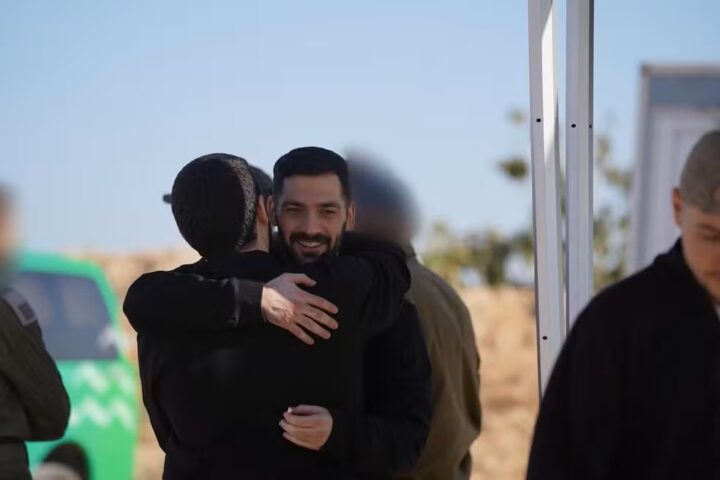 Após dois anos, Hamas liberta últimos 20 reféns israelenses em acordo de cessar-fogo