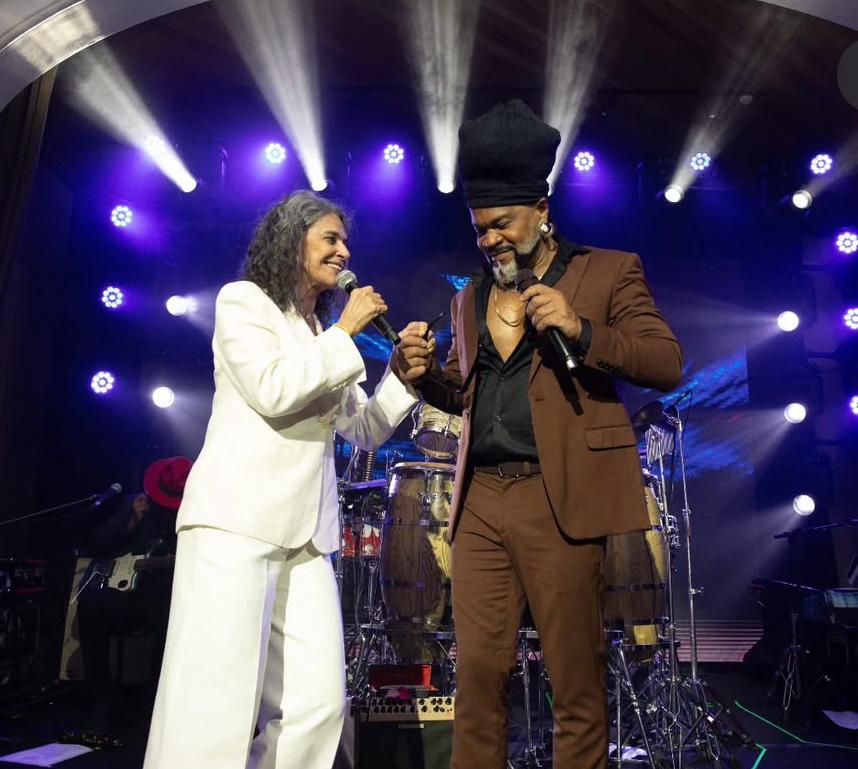 Palacete Tirachapéu recebe jantar beneficente com Carlinhos Brown e apresentação surpresa de Simone; veja vídeo